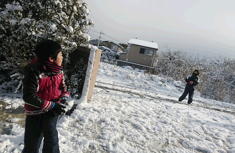 雪合戦をする子供たちの画像