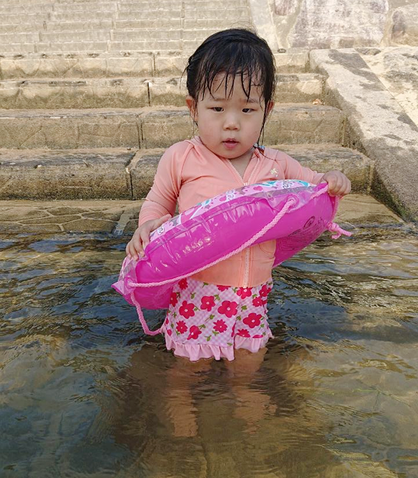 川遊びをする子どもの画像