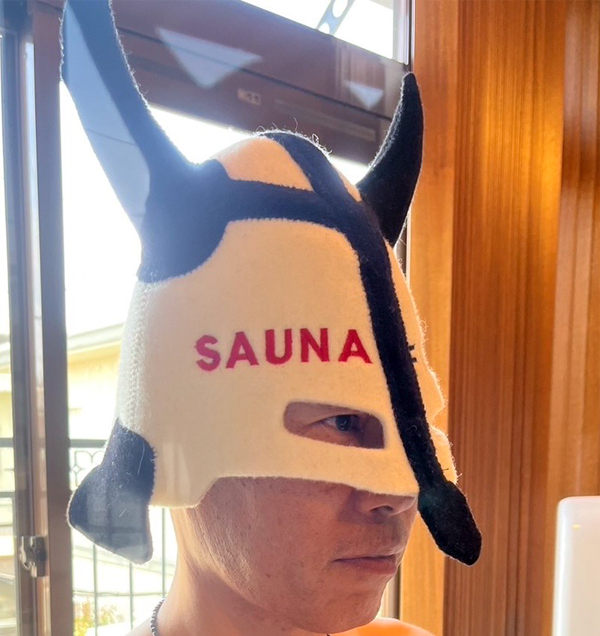 サウナ帽子をかぶった田中社長の画像