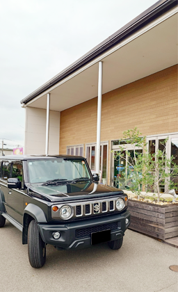 総合保険センターの社屋のそばにとまる車の画像