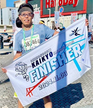2024年の下関海峡マラソンを完走した後の田中社長の写真